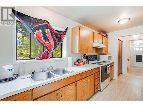 607 12Th  Street, Castlegar, BC - Indoor Photo Showing Kitchen With Double Sink