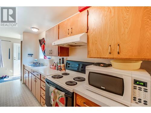 607 12Th Street, Castlegar, BC - Indoor Photo Showing Kitchen With Double Sink