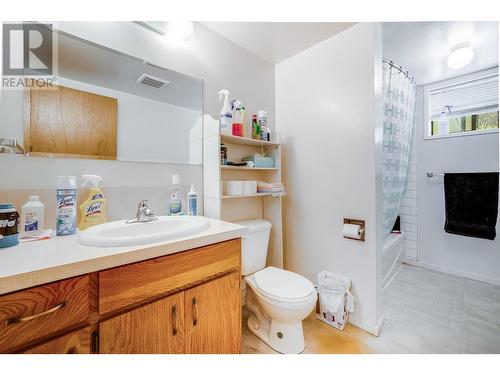 607 12Th Street, Castlegar, BC - Indoor Photo Showing Bathroom