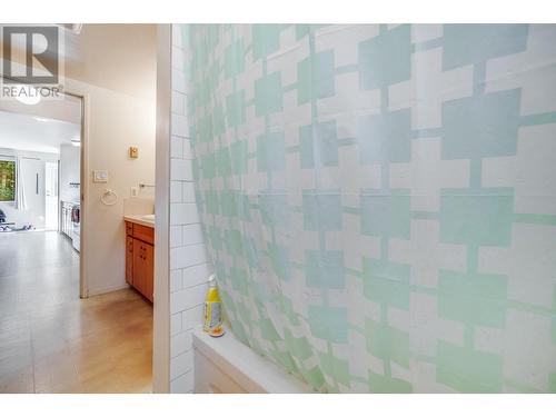 607 12Th Street, Castlegar, BC - Indoor Photo Showing Bathroom