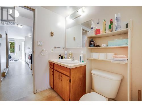 607 12Th  Street, Castlegar, BC - Indoor Photo Showing Bathroom