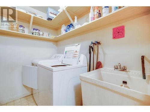 607 12Th  Street, Castlegar, BC - Indoor Photo Showing Laundry Room