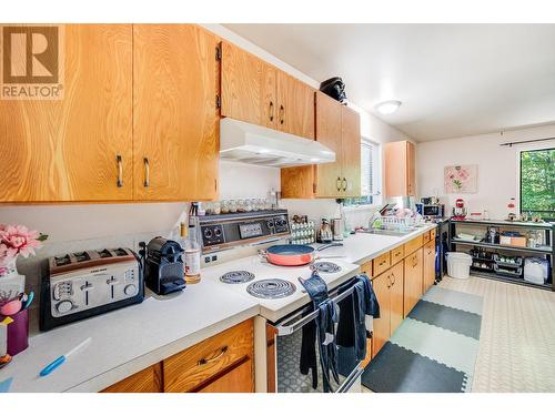 607 12Th Street, Castlegar, BC - Indoor Photo Showing Kitchen