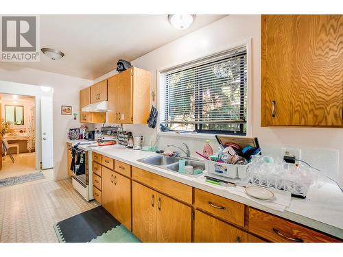 607 12Th  Street, Castlegar, BC - Indoor Photo Showing Kitchen With Double Sink