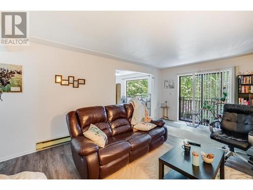 607 12Th Street, Castlegar, BC - Indoor Photo Showing Living Room