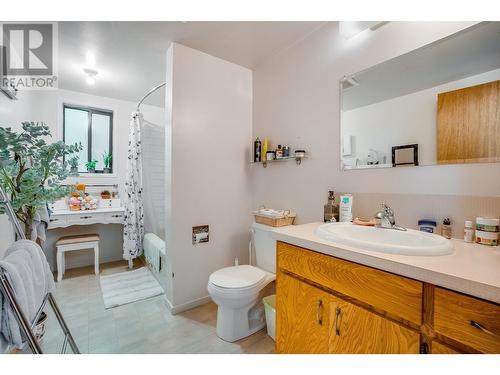 607 12Th  Street, Castlegar, BC - Indoor Photo Showing Bathroom