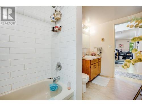 607 12Th  Street, Castlegar, BC - Indoor Photo Showing Bathroom