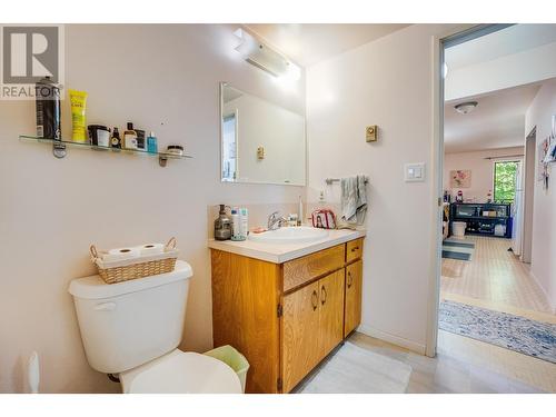 607 12Th  Street, Castlegar, BC - Indoor Photo Showing Bathroom