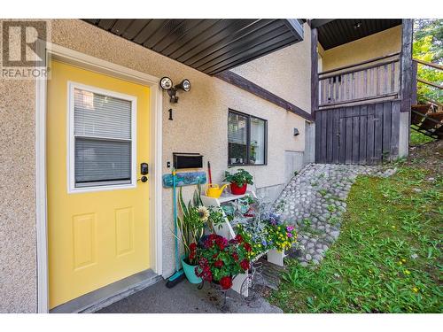 607 12Th Street, Castlegar, BC - Outdoor With Exterior