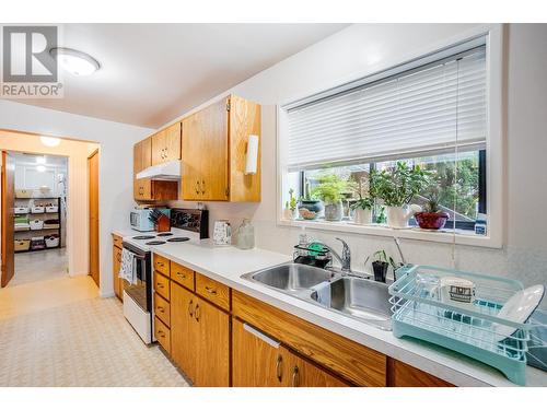 607 12Th Street, Castlegar, BC - Indoor Photo Showing Kitchen With Double Sink