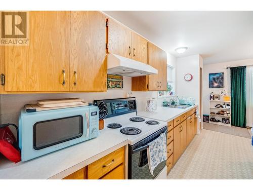 607 12Th  Street, Castlegar, BC - Indoor Photo Showing Kitchen