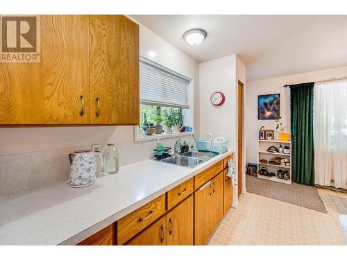 607 12Th Street, Castlegar, BC - Indoor Photo Showing Kitchen With Double Sink