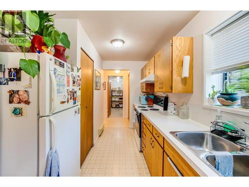 607 12Th  Street, Castlegar, BC - Indoor Photo Showing Kitchen