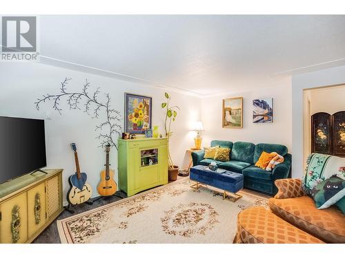 607 12Th  Street, Castlegar, BC - Indoor Photo Showing Living Room