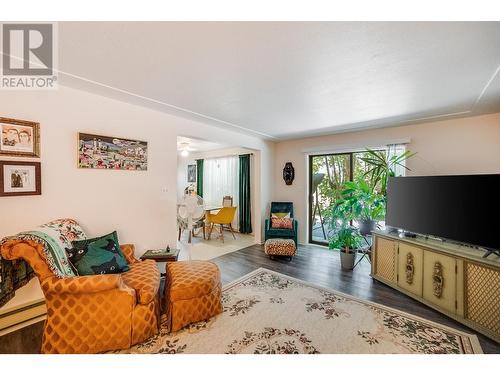 607 12Th Street, Castlegar, BC - Indoor Photo Showing Living Room