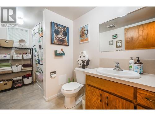 607 12Th Street, Castlegar, BC - Indoor Photo Showing Bathroom