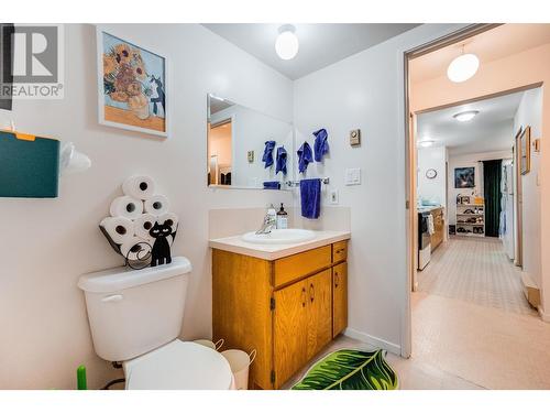 607 12Th Street, Castlegar, BC - Indoor Photo Showing Bathroom