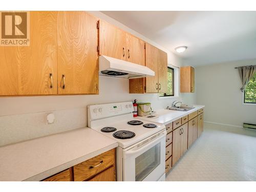 607 12Th  Street, Castlegar, BC - Indoor Photo Showing Kitchen With Double Sink