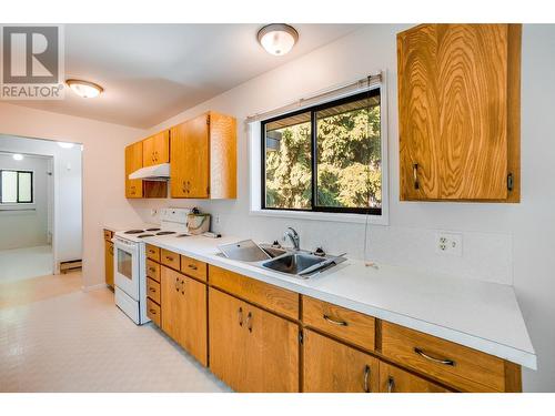 607 12Th  Street, Castlegar, BC - Indoor Photo Showing Kitchen With Double Sink