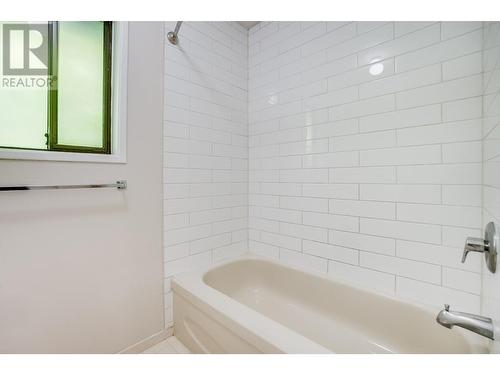 607 12Th  Street, Castlegar, BC - Indoor Photo Showing Bathroom