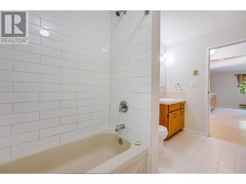 607 12Th Street, Castlegar, BC - Indoor Photo Showing Bathroom