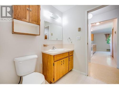 607 12Th  Street, Castlegar, BC - Indoor Photo Showing Bathroom