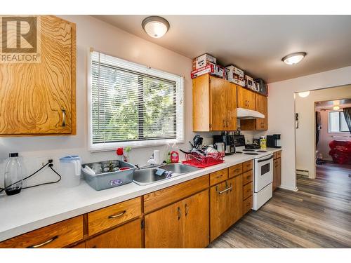 607 12Th Street, Castlegar, BC - Indoor Photo Showing Kitchen With Double Sink