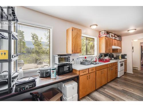 607 12Th Street, Castlegar, BC - Indoor Photo Showing Kitchen