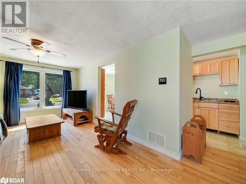 228 Letitia Street, Barrie (Letitia Heights), ON - Indoor Photo Showing Living Room