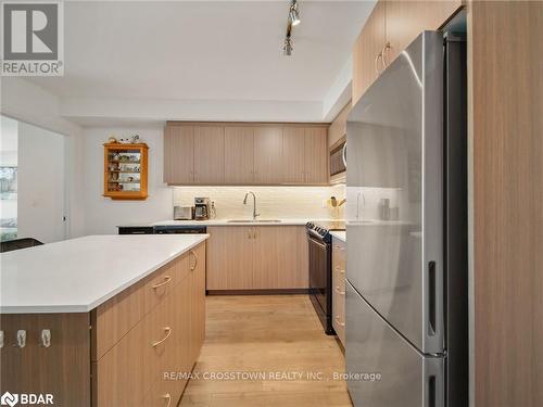 702 - 58 Lakeside Terrace, Barrie, ON - Indoor Photo Showing Kitchen