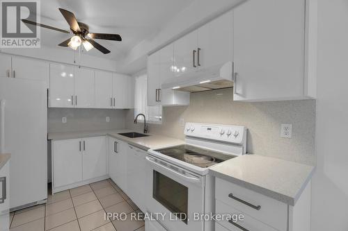 53 Chadwick Street, Brampton (Fletcher'S West), ON - Indoor Photo Showing Kitchen