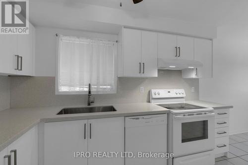 53 Chadwick Street, Brampton (Fletcher'S West), ON - Indoor Photo Showing Kitchen