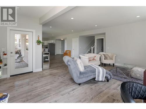 1250 Monte Vista Avenue, Kelowna, BC - Indoor Photo Showing Living Room