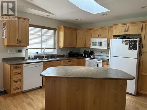 4125 4 Street, Vernon, BC - Indoor Photo Showing Kitchen With Double Sink