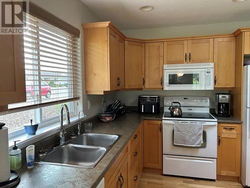 4125 4 Street, Vernon, BC - Indoor Photo Showing Kitchen With Double Sink