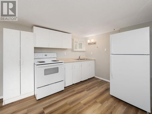 3821 Glendale Drive, Prince George, BC - Indoor Photo Showing Kitchen With Double Sink