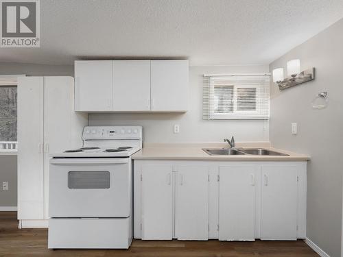 3821 Glendale Drive, Prince George, BC - Indoor Photo Showing Kitchen With Double Sink