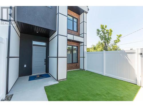 832 Martin Avenue Unit# 2, Kelowna, BC - Outdoor With Exterior