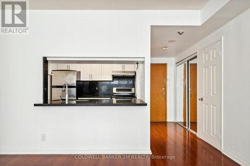 406 - 77 Harbour Square, Toronto (Waterfront Communities), ON - Indoor Photo Showing Kitchen