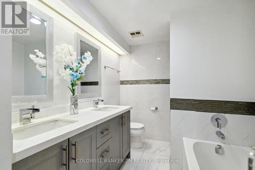 406 - 77 Harbour Square, Toronto (Waterfront Communities), ON - Indoor Photo Showing Bathroom