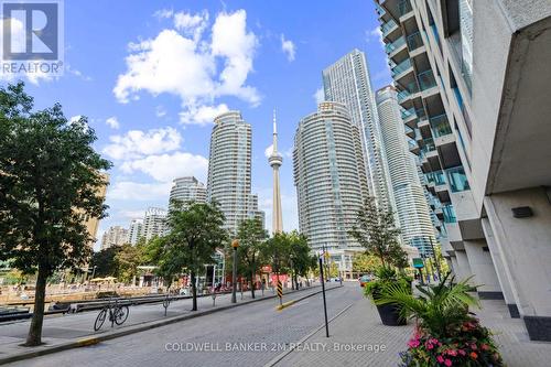 406 - 77 Harbour Square, Toronto (Waterfront Communities), ON - Outdoor With Facade