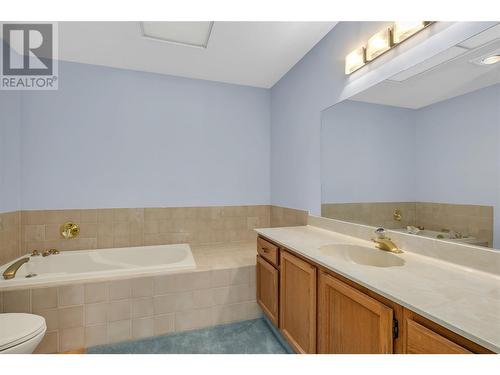 2200 Gordon Drive Unit# 43, Kelowna, BC - Indoor Photo Showing Bathroom