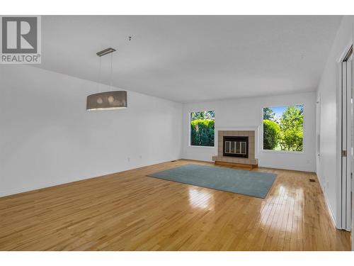 2200 Gordon Drive Unit# 43, Kelowna, BC - Indoor Photo Showing Living Room With Fireplace