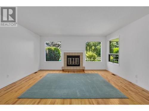 2200 Gordon Drive Unit# 43, Kelowna, BC - Indoor Photo Showing Living Room With Fireplace