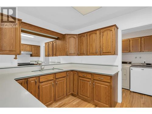 2200 Gordon Drive Unit# 43, Kelowna, BC - Indoor Photo Showing Kitchen