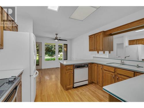 2200 Gordon Drive Unit# 43, Kelowna, BC - Indoor Photo Showing Kitchen