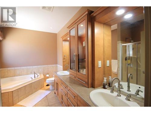 3160 Evergreen Drive, Penticton, BC - Indoor Photo Showing Bathroom