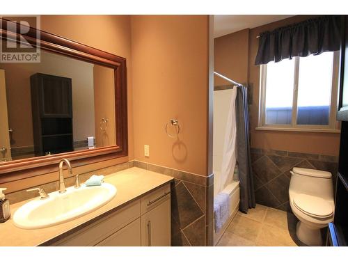 3160 Evergreen Drive, Penticton, BC - Indoor Photo Showing Bathroom