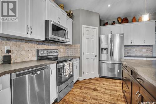 551 Redwood Crescent, Warman, SK - Indoor Photo Showing Kitchen With Upgraded Kitchen