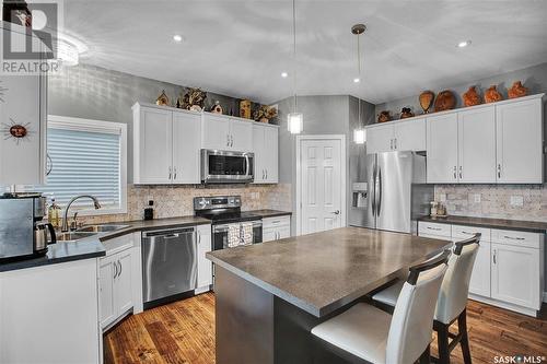 551 Redwood Crescent, Warman, SK - Indoor Photo Showing Kitchen With Double Sink With Upgraded Kitchen